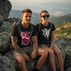 Двойка Ангели - 15% ОТСТЪПКА: двойка облечена с тениски с ангелски мотиви на фона на природата.