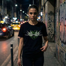 Тениска Двойка Щастие с изображение на лястовици, носена на тъмен градски фон с графити.