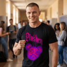 Усмихнат млад мъж училищен коридор, облечен стилна тениска Plushen