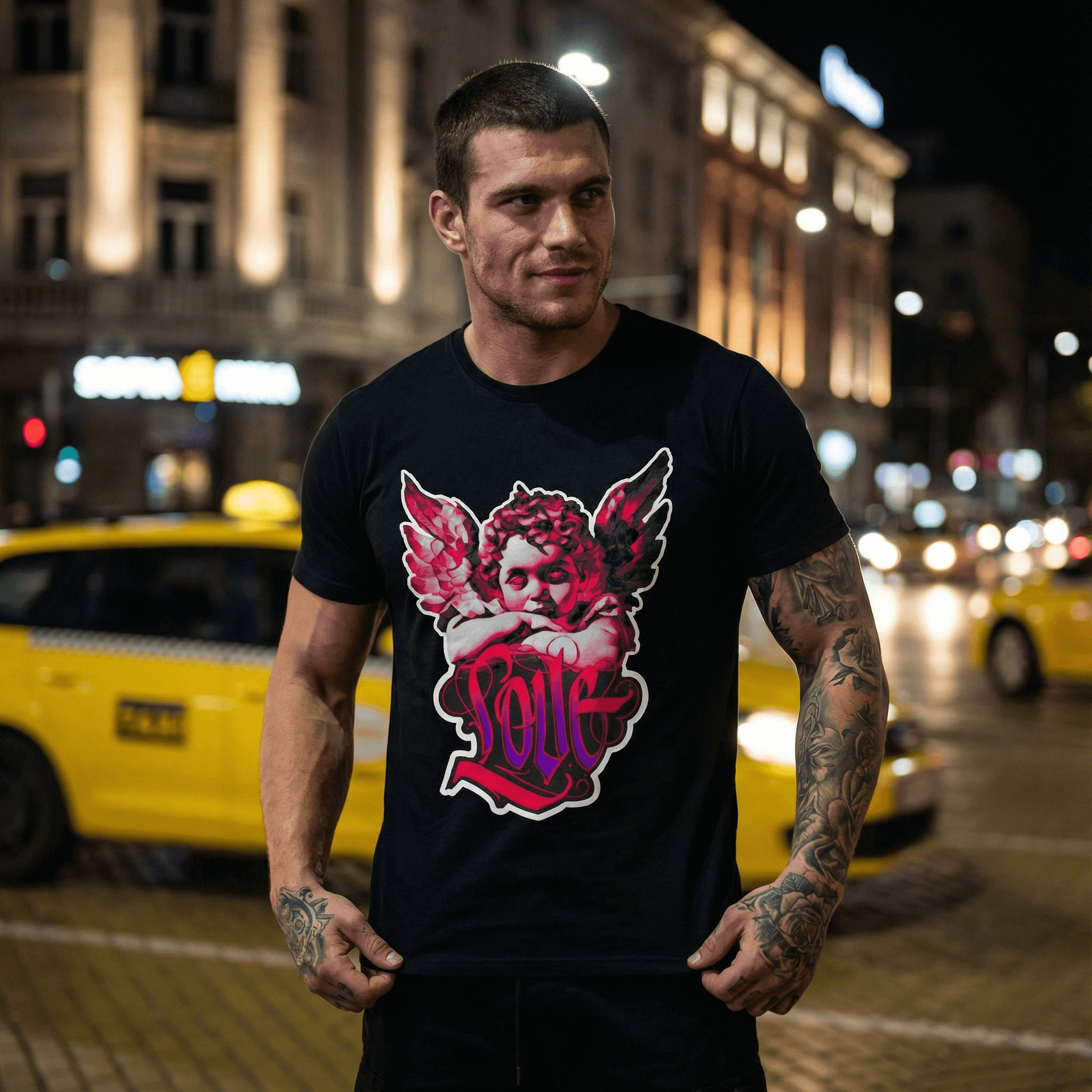 Двойка Ангели - 15% ОТСТЪПКА, мъж в черна тениска с графика на ангел на оживена улица, жълта такси на фона.