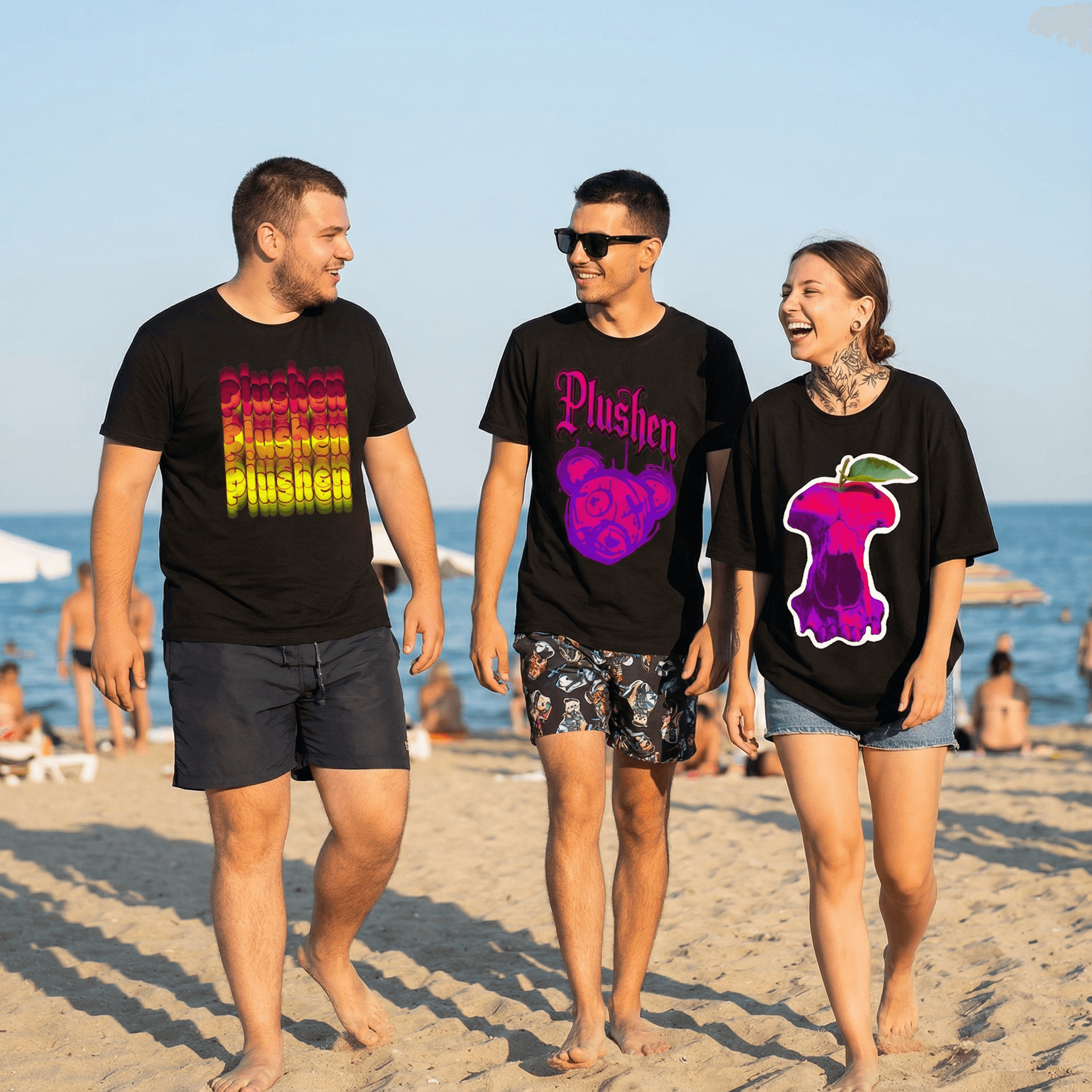 Група приятели на плажа с тениски Plushen, усмихнати, наслаждаващи се на слънце и отстъпки за любими продукти.
